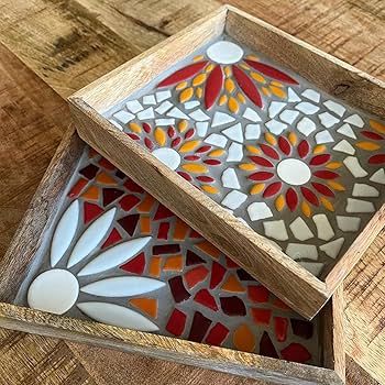 Artesanato com mosaico de azulejos quebrados