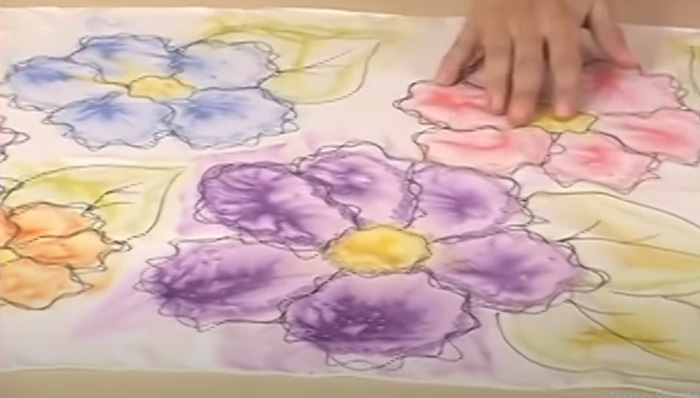 Artesanato com pintura em seda passo a passo