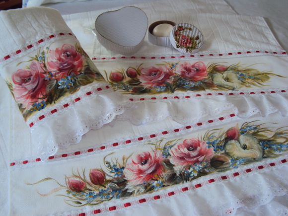 Artesanato com pintura em toalhas de banho