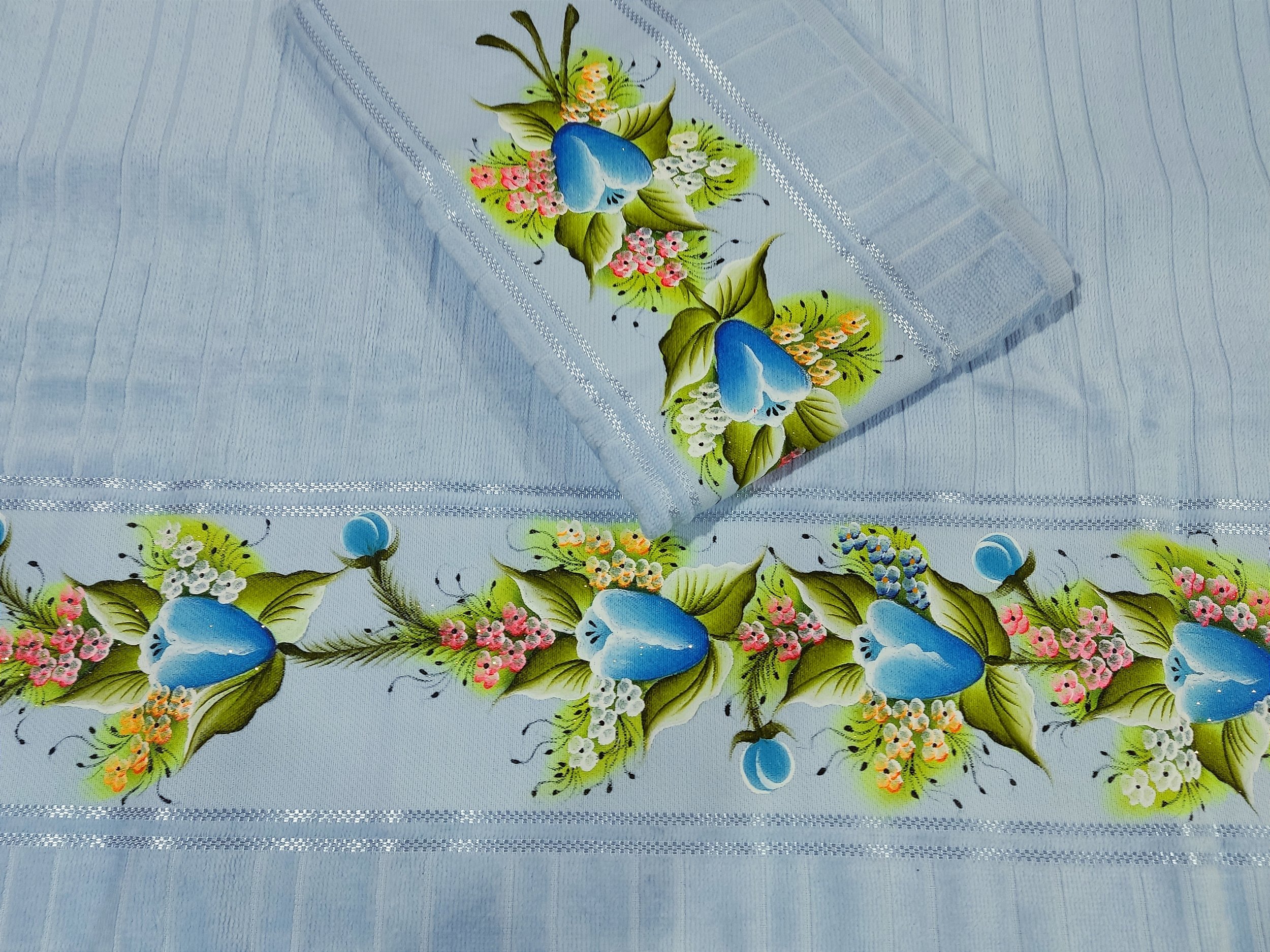 Artesanato com pintura em toalhas de banho