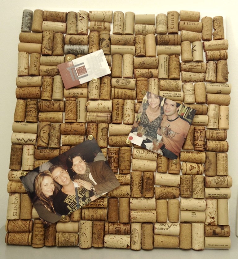 Artesanato com quadros feitos de rolhas de cortiça