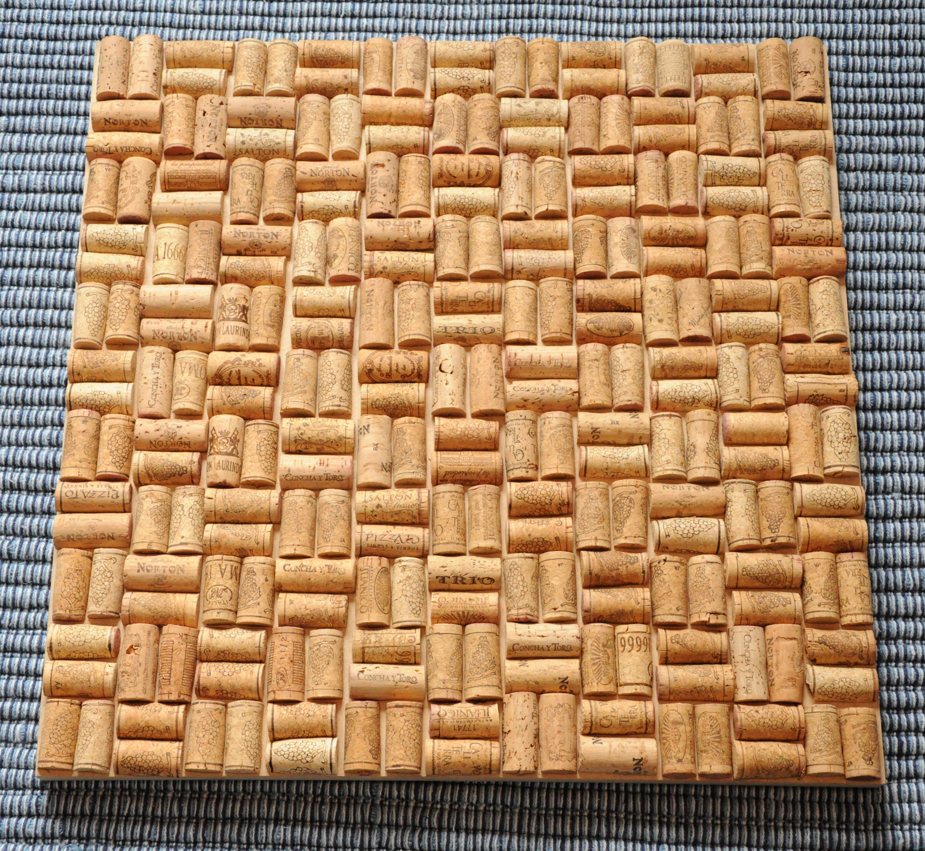 Artesanato com quadros feitos de rolhas de cortiça