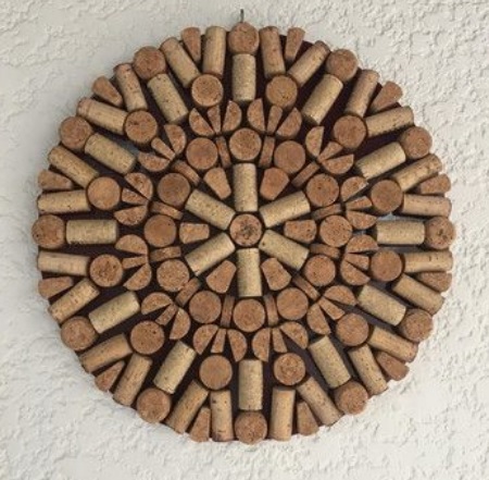 Transforme rolhas em um mural de memórias afetivas