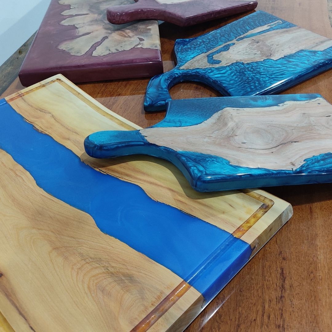 Artesanato com resina e madeira para tábuas de carne