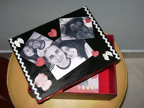 Artesanato com scrapbook em caixas de presente