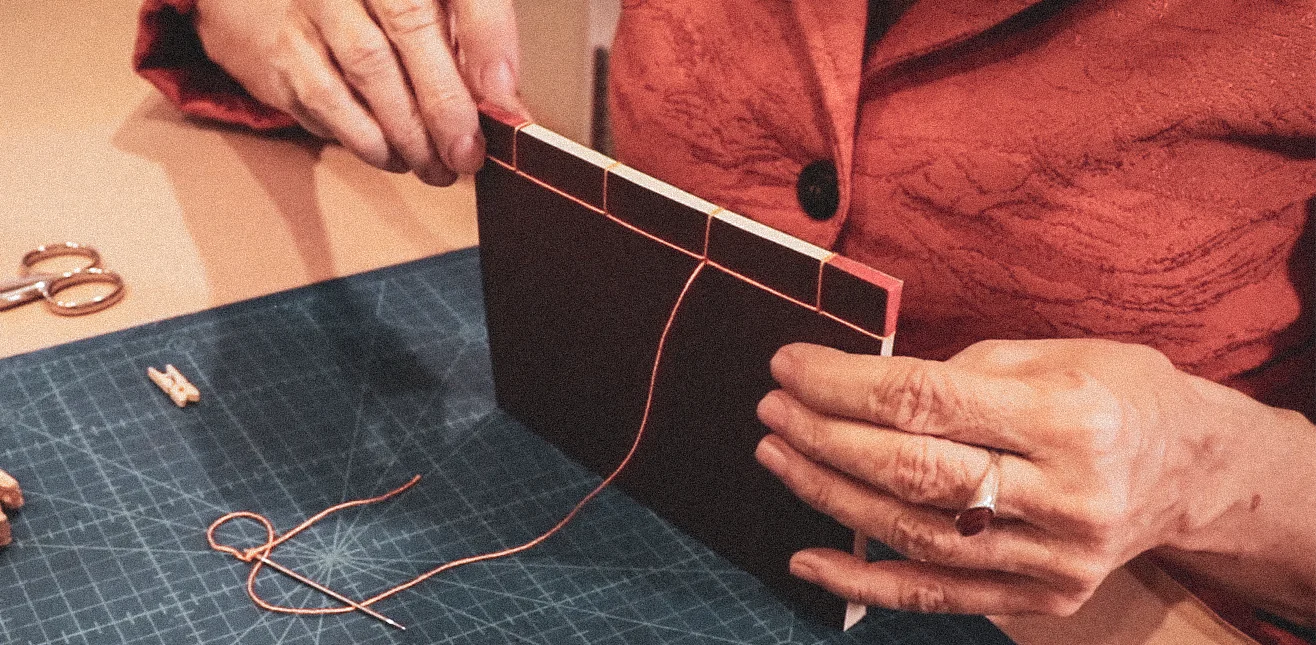 Artesanato com técnica de encadernação japonesa