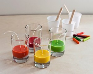 Artesanato com velas coloridas com giz de cera