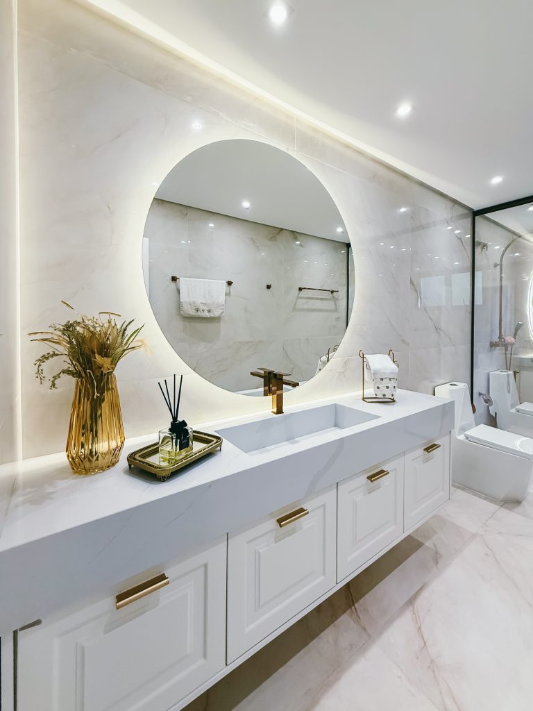 Guia Completo: Escolhendo o Porcelanato Ideal para Seu Banheiro Bege e Branco