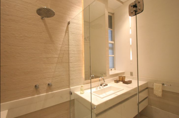 Metais e Iluminação: Detalhes que Transformam o Banheiro Bege e Branco