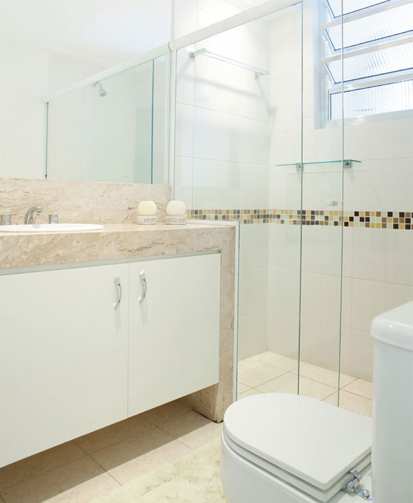 Pedras Naturais e Cubas: O Toque Final de Luxo no Banheiro Bege e Branco