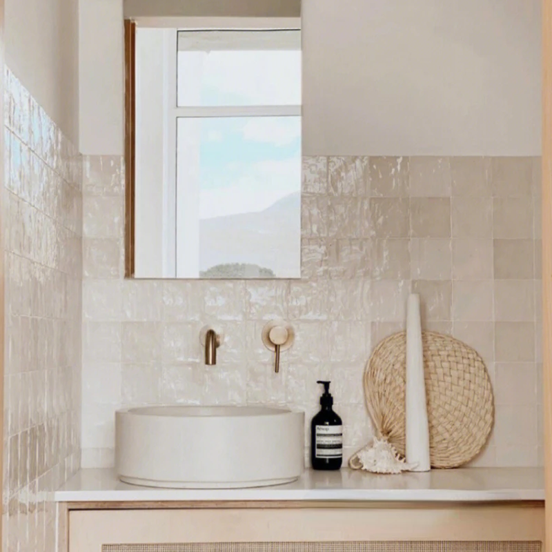 Metais e Iluminação: Detalhes que Transformam o Banheiro Bege e Branco