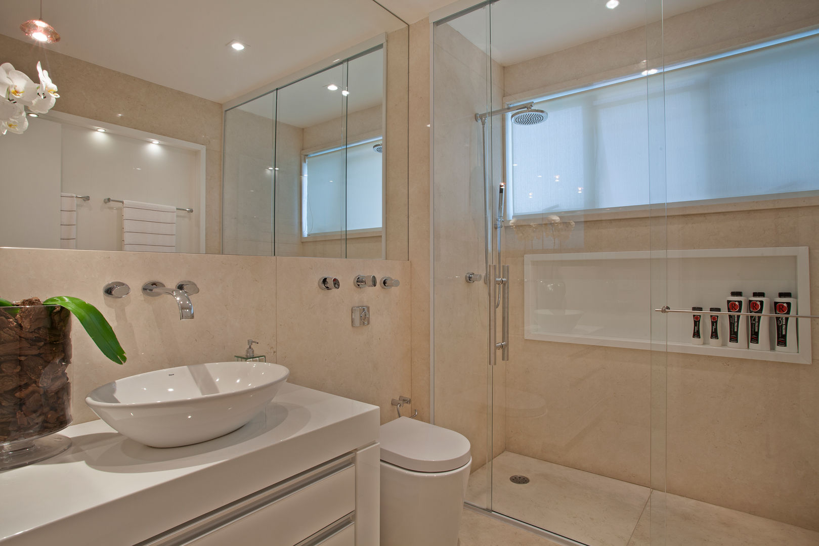 Banheiro Pequeno Bege e Branco: Dicas para Ampliar e Aconchegar