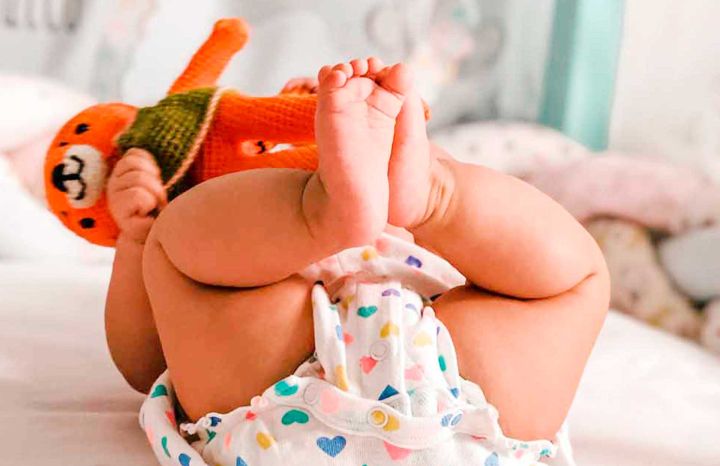 bebe menina linda olhos verdes