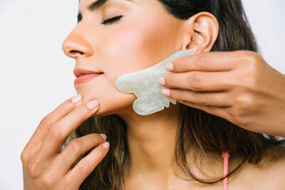 beneficios gua sha contorno do rosto