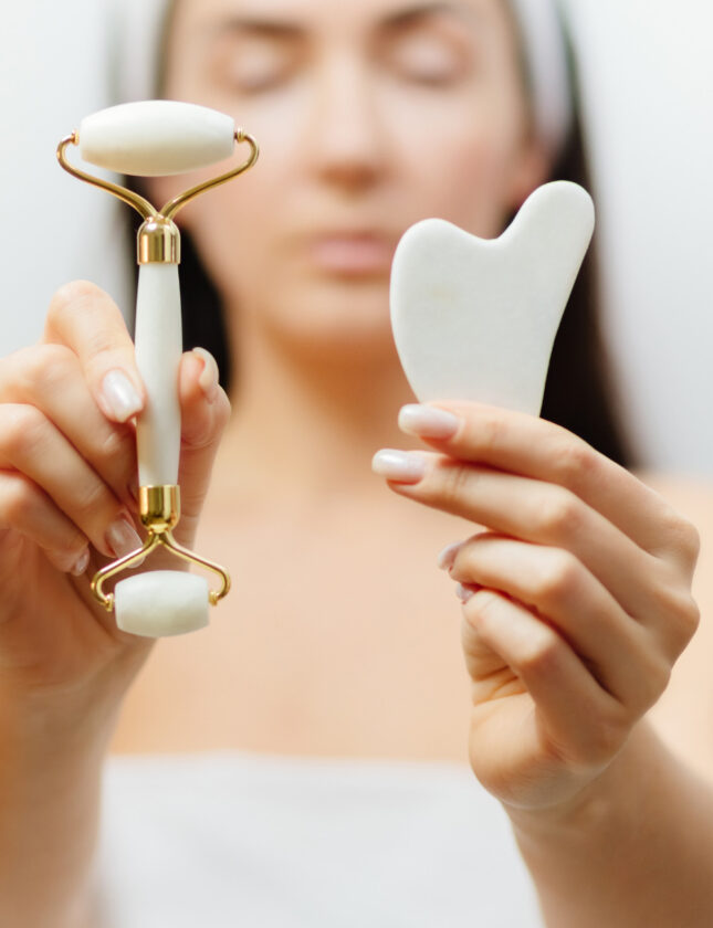 Benefícios da massagem facial com rolo de jade e Gua Sha