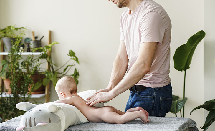 massagem para acalmar bebê antes de dormir