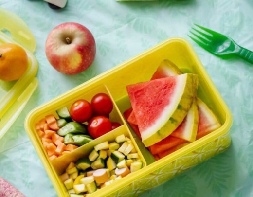 combinação ovo e fruta na lancheira escolar