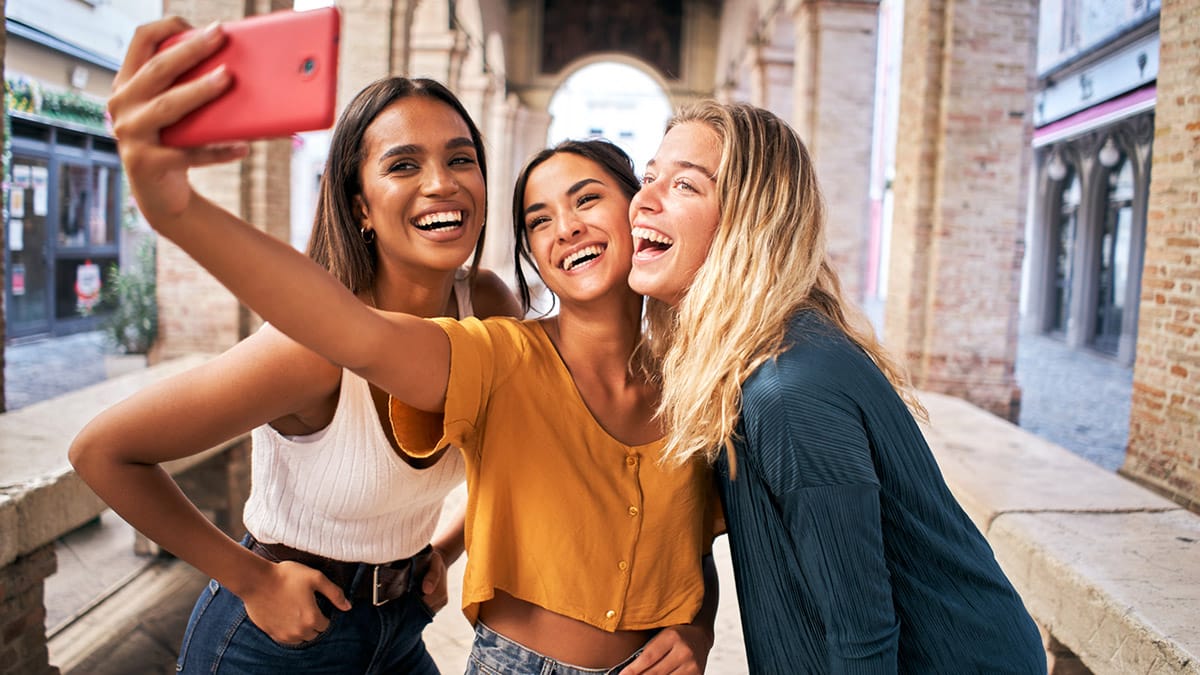 Benefícios de envolver outras mulheres viajantes no roteiro