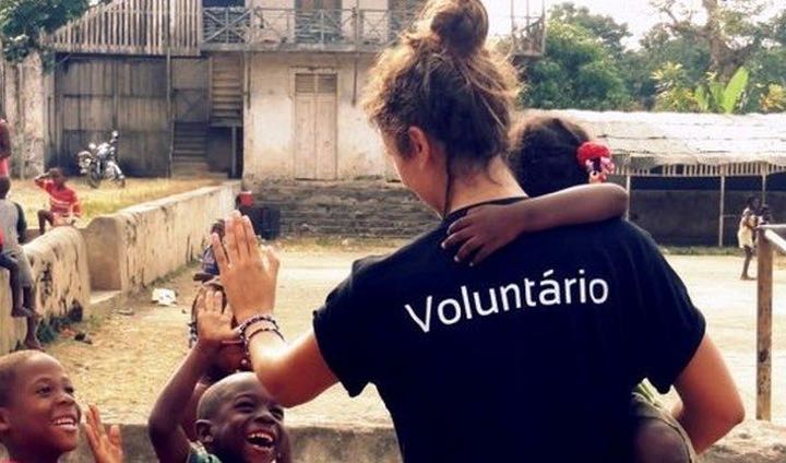 Guia completo: como iniciar no voluntariado durante o ensino médio