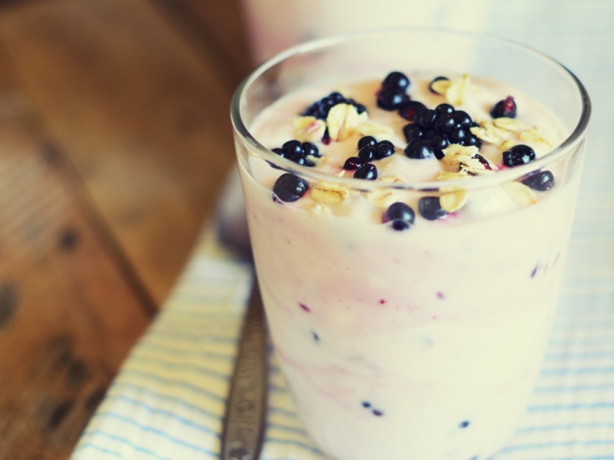 benefícios aveia e iogurte café da manhã
