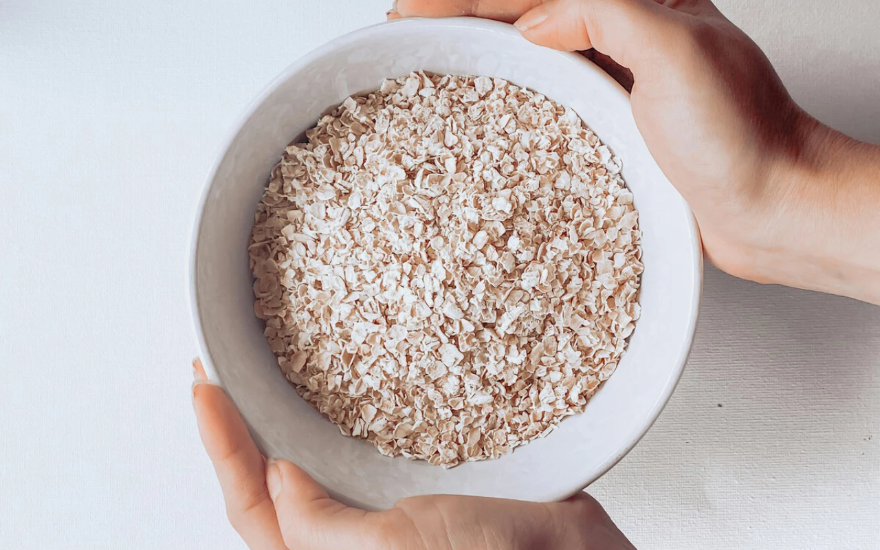 Benefícios do consumo de aveia e iogurte no café da manhã