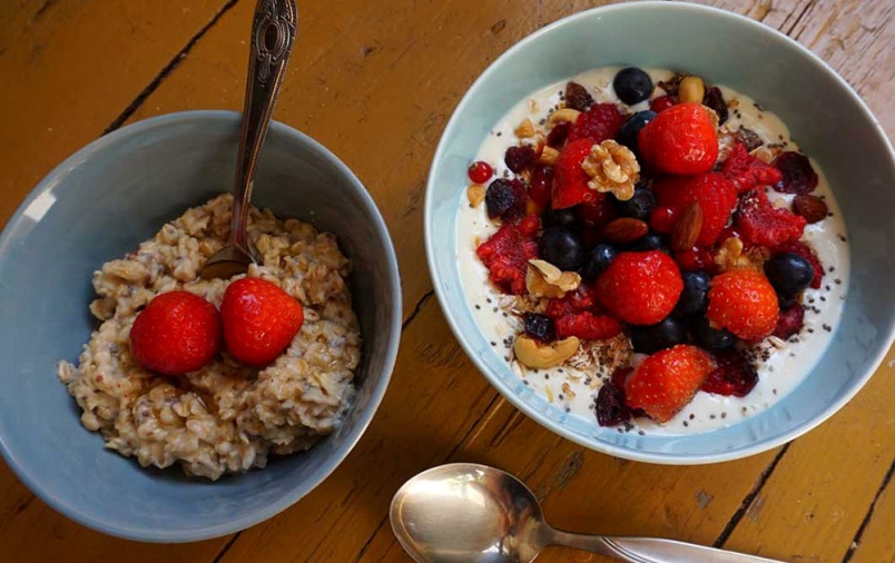 Benefícios do consumo de aveia e iogurte no café da manhã