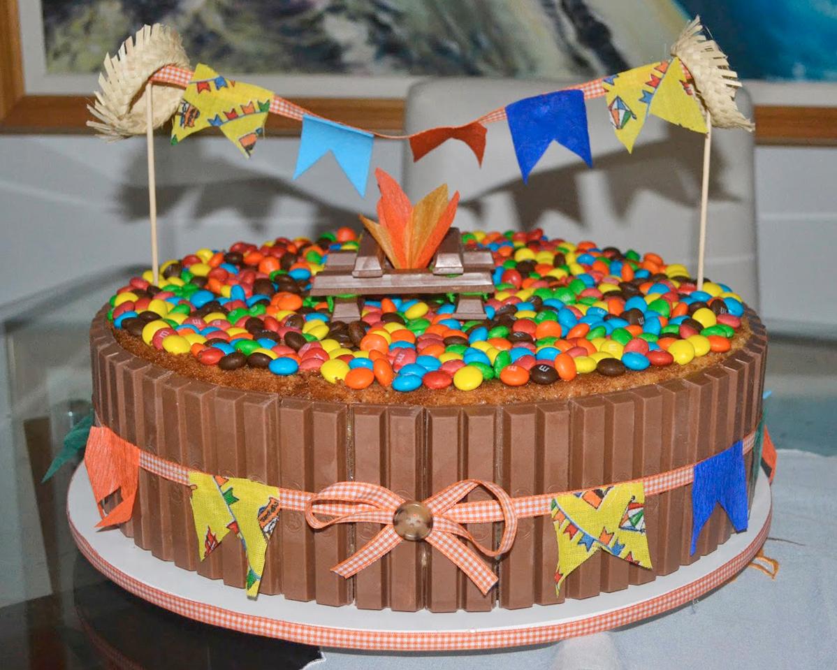 bolo com decoração de festa junina simples