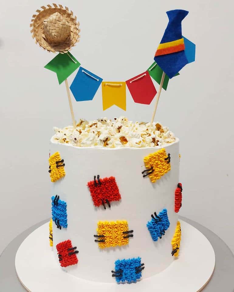bolo com decoração de festa junina simples