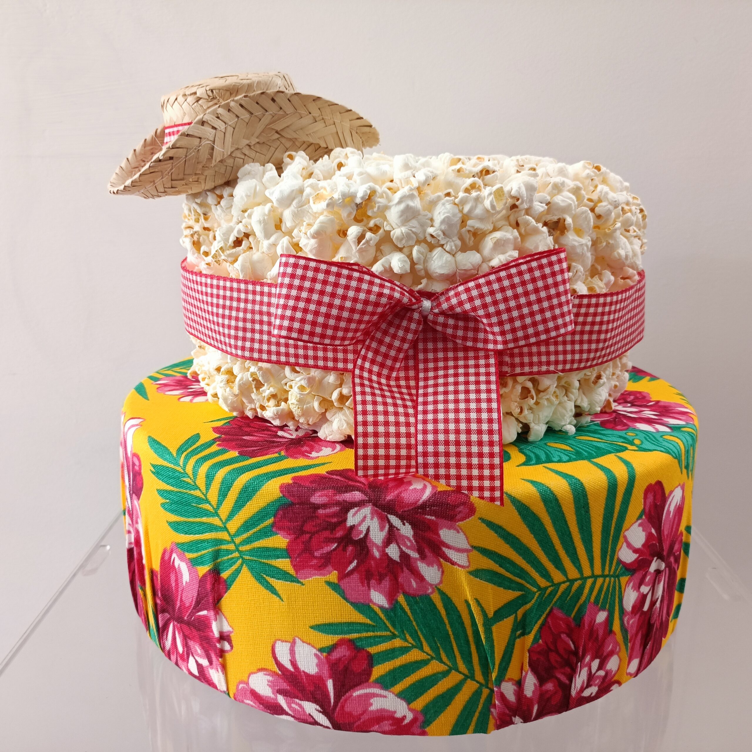 Bolo de pipoca fake decorado para festa junina