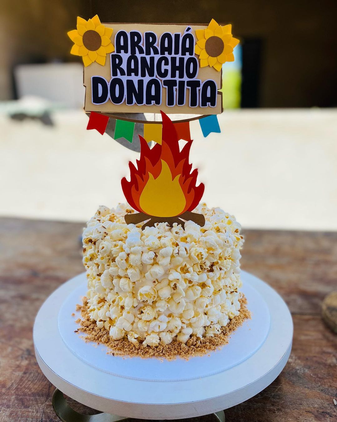 Bolo de pipoca fake decorado para festa junina