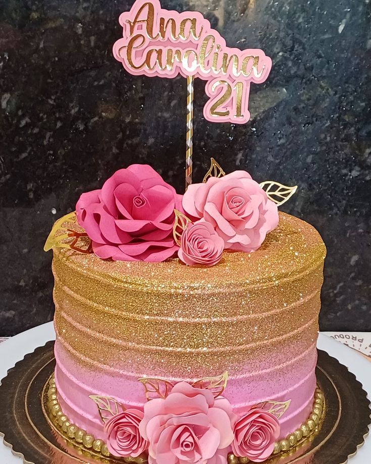 Bolo rosa com detalhes dourados