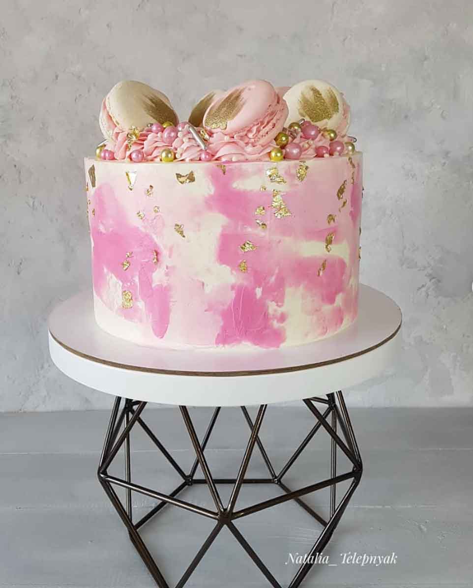 Bolo dourado com rosa