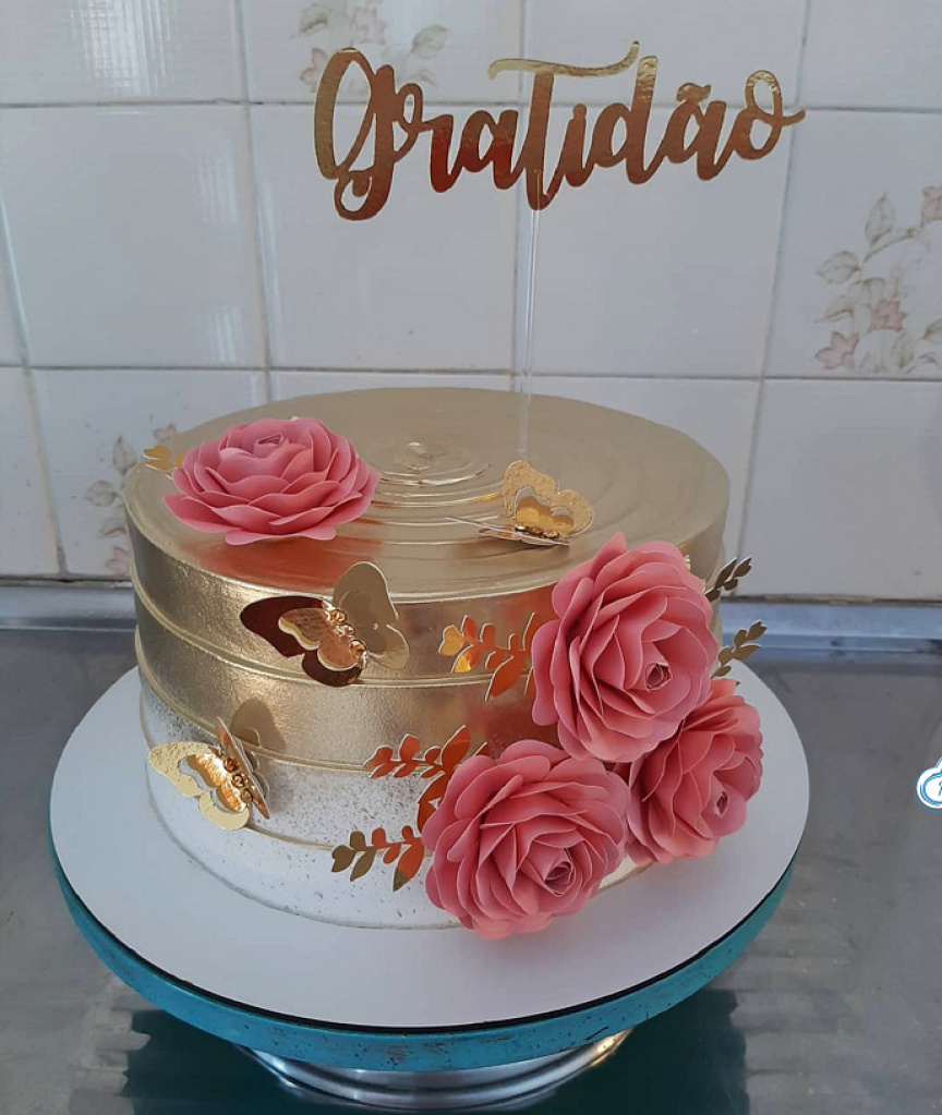 Bolo chiclete com dourado