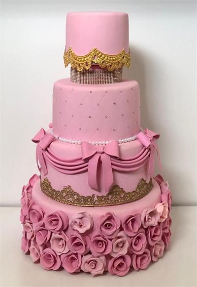 Bolo rosa com detalhes dourados