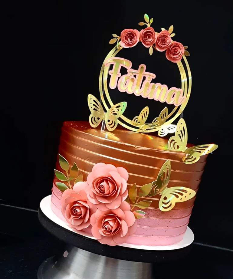 Bolo de aniversário rosa e dourado