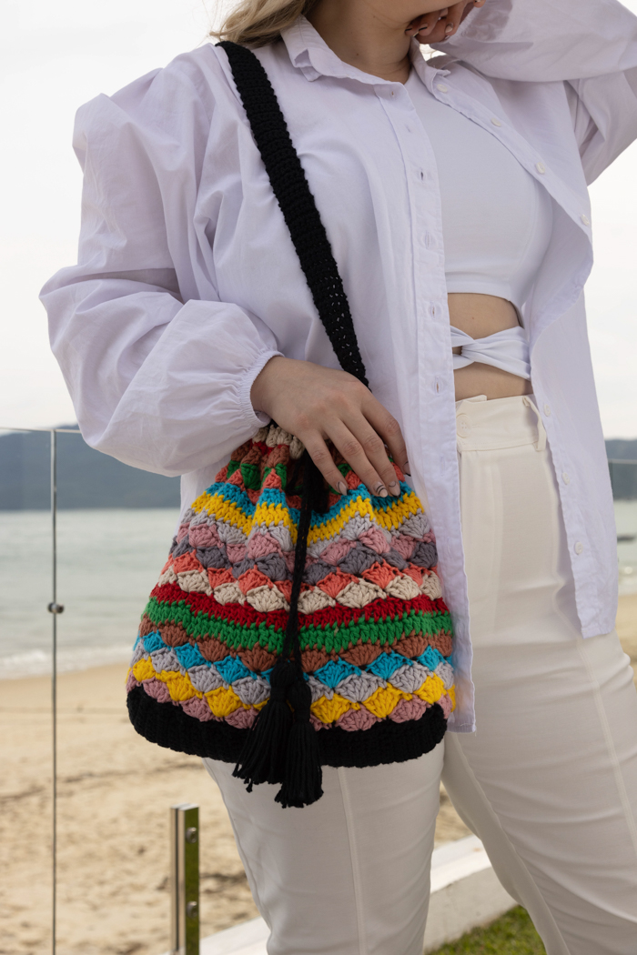 Cores de bolsas de crochê que vão bombar em 2025
