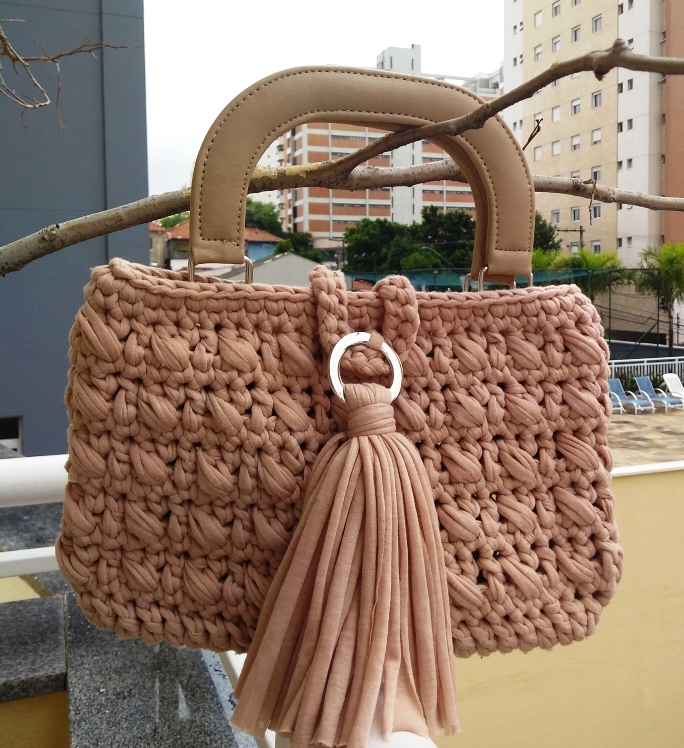 Guia Completo: Como Escolher o Fio de Malha Ideal para Sua Bolsa de Crochê; Tendências de Bolsas de Crochê com Fio de Malha para 2026: Modelos e Cores em Destaque; Passo a Passo: Crie Sua Própria Bolsa de Crochê com Fio de Malha (Iniciantes); Bolsas de Crochê de Luxo: Conheça os Pontos e Acabamentos que Fazem a Diferença; Onde Comprar Materiais para Bolsas de Crochê com Fio de Malha: Lojas e Dicas