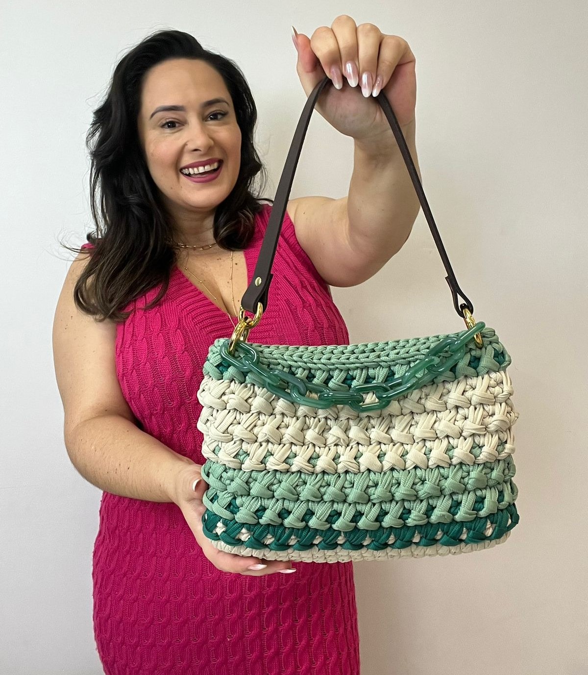 Guia Completo: Como Escolher o Fio de Malha Ideal para Sua Bolsa de Crochê; Tendências de Bolsas de Crochê com Fio de Malha para 2026: Modelos e Cores em Destaque; Passo a Passo: Crie Sua Própria Bolsa de Crochê com Fio de Malha (Iniciantes); Bolsas de Crochê de Luxo: Conheça os Pontos e Acabamentos que Fazem a Diferença; Onde Comprar Materiais para Bolsas de Crochê com Fio de Malha: Lojas e Dicas