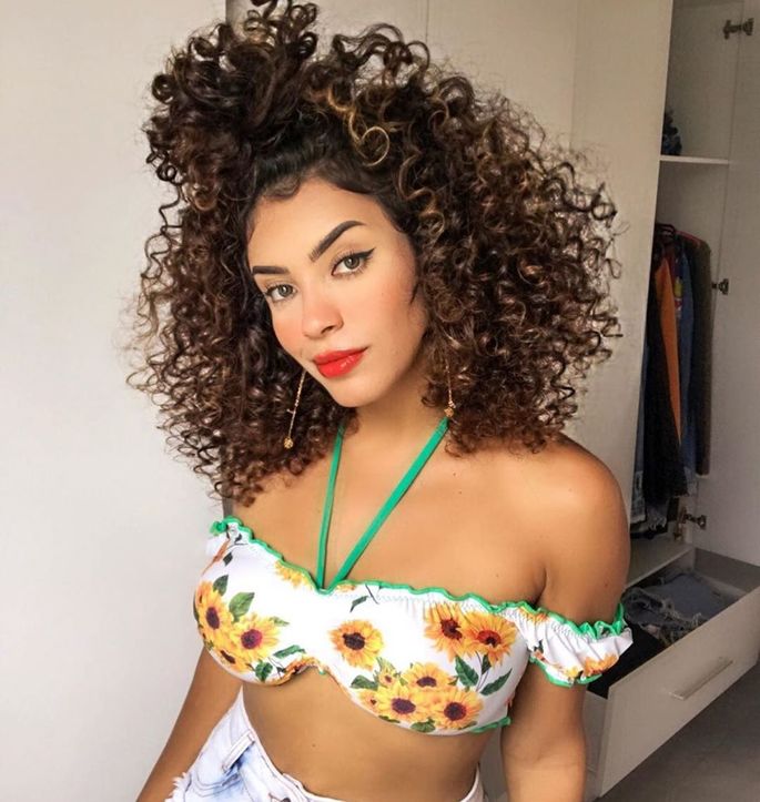 luzes em cabelo cacheado vs. ombré hair