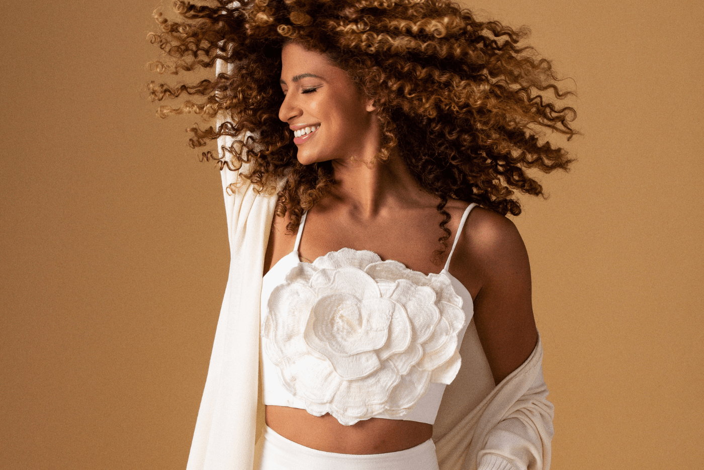 cabelo cacheado com luzes