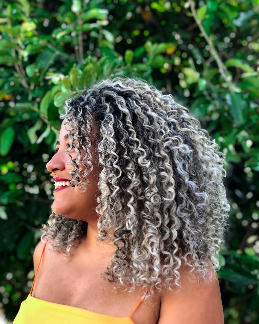 inspiração de cabelo cacheado com luzes