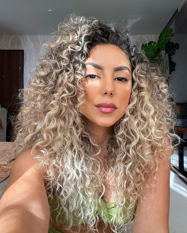 cabelo cacheados com luzes