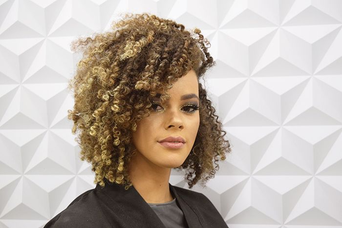 inspiração de cabelo cacheado com luzes
