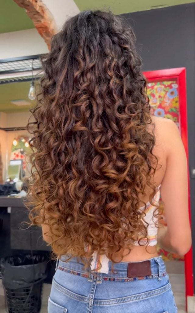 luzes em cabelo cacheado vs mechas tradicionais
