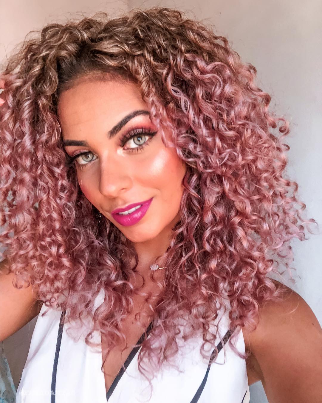 luzes em cabelo cacheado curto