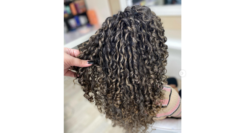 cabelo cacheados com luzes