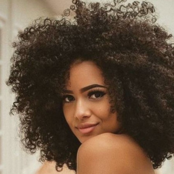 inspiração de cabelo cacheado com luzes