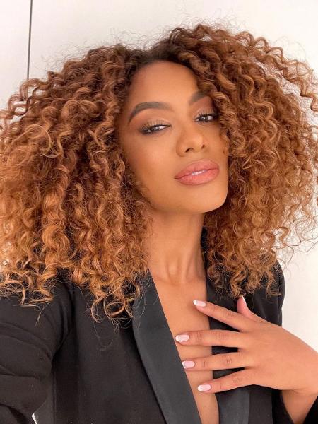 erros comuns ao fazer luzes em cabelo cacheado