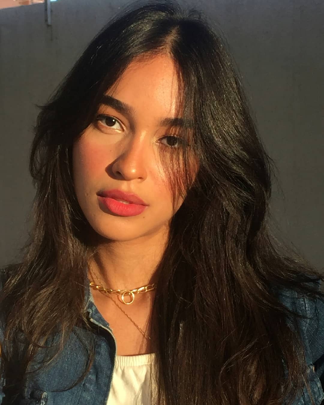 como estilizar franja longa para rosto oval