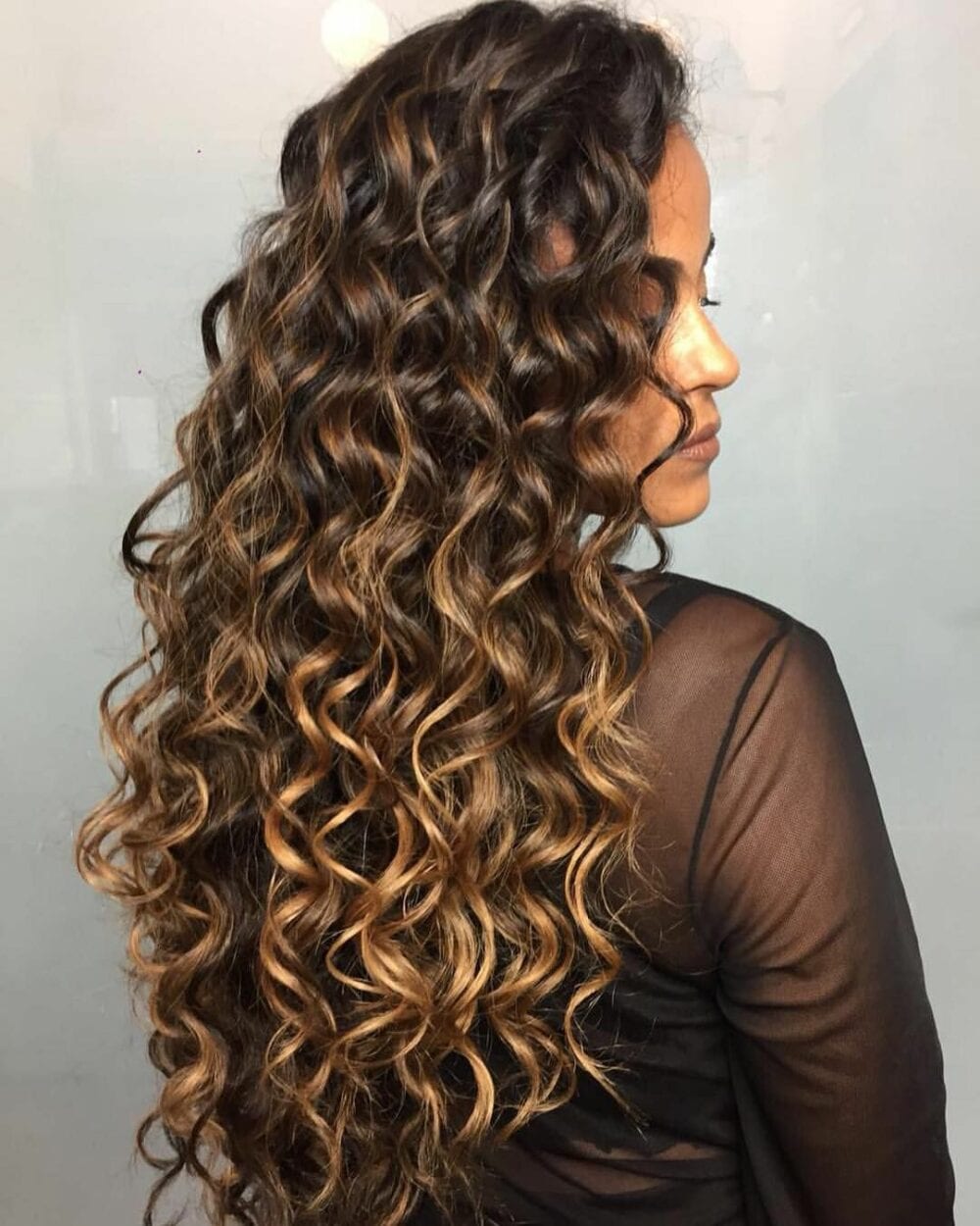 cabelo comprido com mechas chocolate